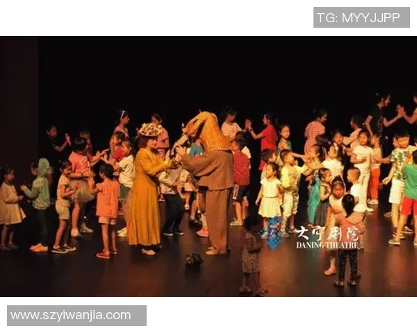 足球明星与儿子亲密互动温馨瞬间展现父子情深的美好时光 足球明星与儿子亲密互动温馨瞬间展现父子情深的美好时光