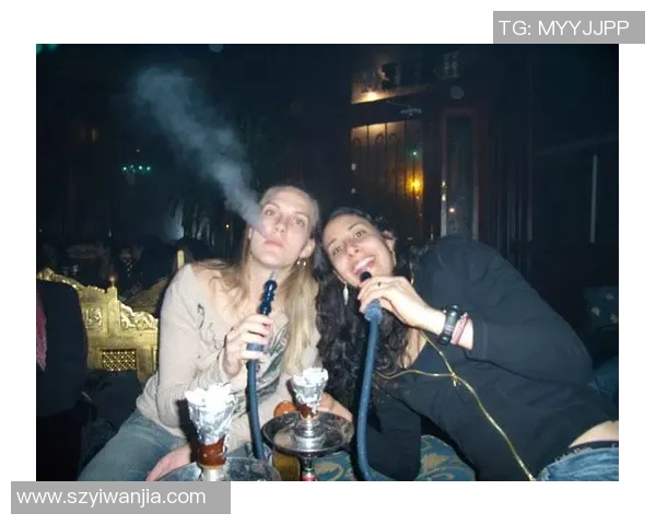 足球明星与观众激烈对骂引发热议赛场内外的情绪碰撞与反思